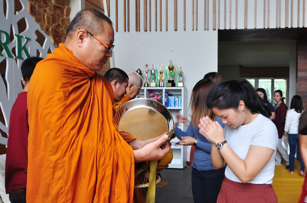 ใส่บาตร พระสงฆ์ วู้ดเวอร์ค